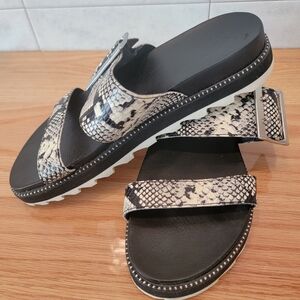 Sorel Roaming Snakeskin Pattern Slide Buckle Sandals Size 7.5 Women's Black